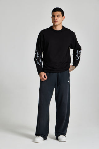 Erkek model üzerinde siyah Inferno Graphic Longsleeve, önden tam boy görünüm