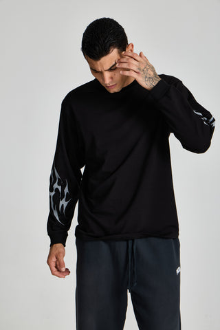 Erkek model üzerinde siyah Inferno Graphic Longsleeve, açılı yakın kadraj