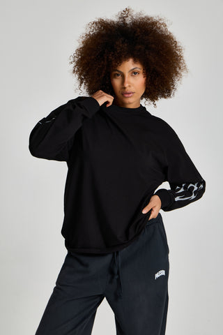 Kadın model üzerinde siyah Inferno Graphic Longsleeve, önden görünüm