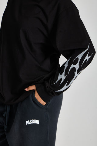 Kadın model üzerinde siyah Inferno Graphic Longsleeve, kol baskısı yakın çekim