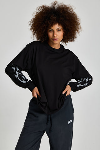 Kadın model üzerinde siyah Inferno Graphic Longsleeve, eller belde önden görünüm