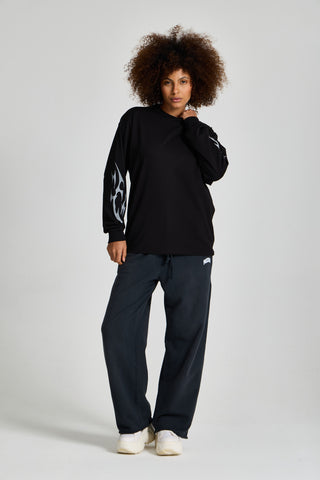 Kadın model üzerinde siyah Inferno Graphic Longsleeve, önden tam boy görünüm
