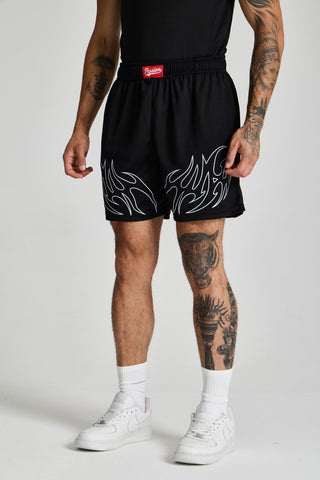 Erkek model üzerinde siyah Inferno Mesh Short, önden görünüm; paçalarda beyaz alev deseni