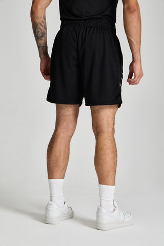 Erkek model üzerinde siyah Inferno Mesh Short, arkadan görünüm
