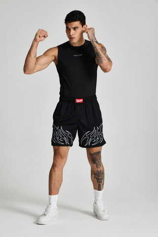 Erkek model üzerinde siyah Inferno Mesh Short, kolunu kaldırmış tam boy görünüm