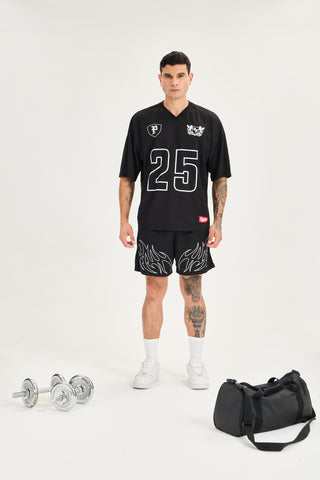 Erkek model üzerinde siyah Inferno Mesh Short ve Varsity Jersey kombini, tam boy görünüm