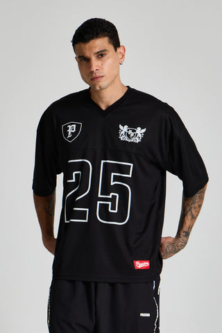 Erkek model üzerinde siyah Varsity Jersey, önden görünüm; göğüste 25 numara, kalkan ve kanatlı arma