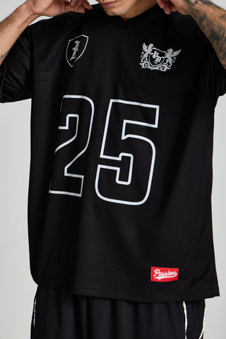 Erkek model üzerinde siyah Varsity Jersey, göğüs arması ve 25 numara yakın çekim