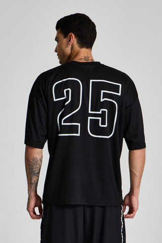 Erkek model üzerinde siyah Varsity Jersey, arkadan görünüm; sırtta 25 numara