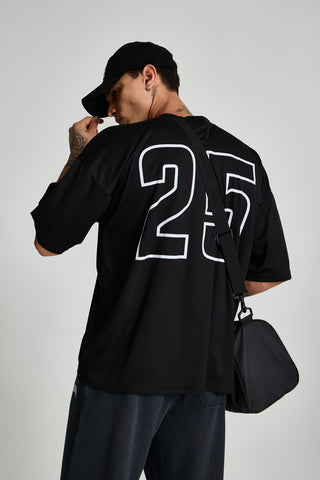 Erkek model üzerinde siyah Varsity Jersey, arkadan açılı görünüm