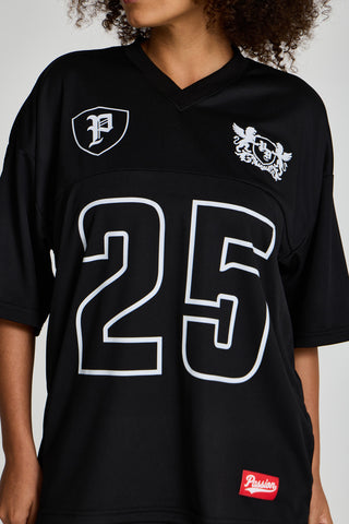 Kadın model üzerinde siyah Varsity Jersey, V yaka, arma ve kırmızı Passion etiketi yakın çekim