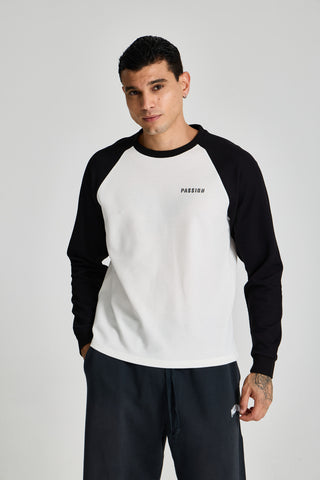 Erkek model üzerinde Waffle Raglan Long Sleeve, önden görünüm; ekru gövde ve siyah reglan kollar