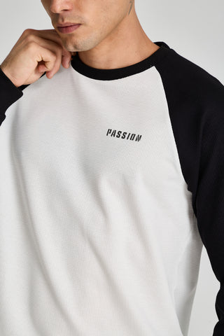 Erkek model üzerinde Waffle Raglan Long Sleeve, göğüsteki PASSION yazısı ve waffle doku yakın çekim