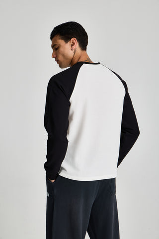Erkek model üzerinde Waffle Raglan Long Sleeve, arkadan açılı görünüm