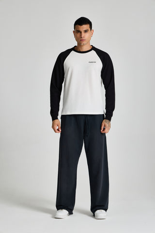 Erkek model üzerinde Waffle Raglan Long Sleeve, önden tam boy görünüm