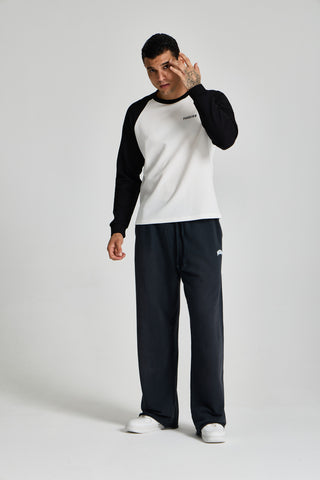 Erkek model üzerinde Waffle Raglan Long Sleeve, açılı tam boy görünüm