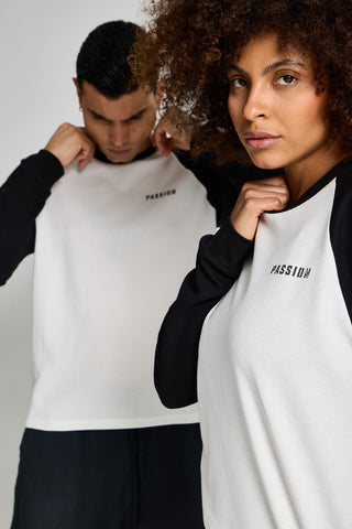Kadın ve erkek model üzerinde Waffle Raglan Long Sleeve, yakın kadraj