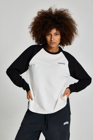 Kadın model üzerinde Waffle Raglan Long Sleeve, önden görünüm