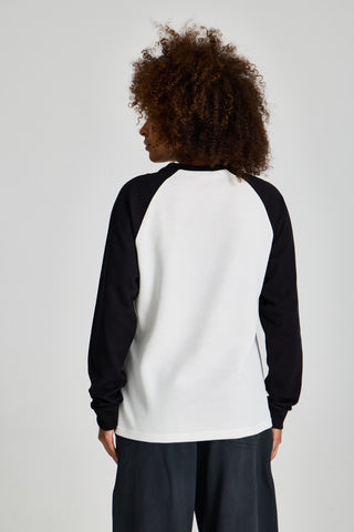 Kadın model üzerinde Waffle Raglan Long Sleeve, arkadan görünüm