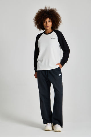 Kadın model üzerinde Waffle Raglan Long Sleeve, önden tam boy görünüm