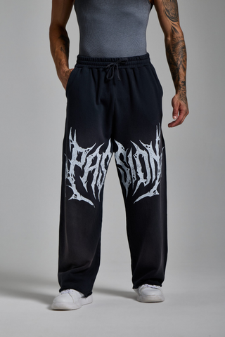 Passion Athletics puslu siyah Washed Script Jogger, önden yakın çekim: beyaz gotik PASSION baskısı ve bağcıklı bel
