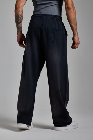 Puslu siyah Washed Script Jogger arkadan yakın çekim: arka cep detayı ve yıkamalı solgun doku