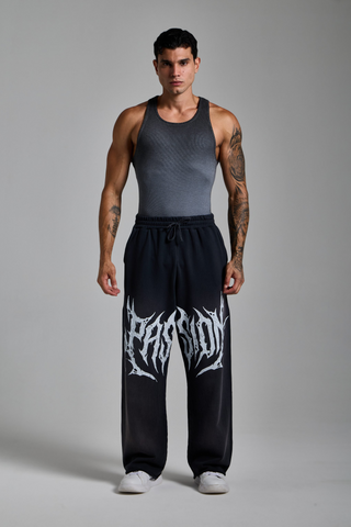 Erkek model üzerinde puslu siyah Washed Script Jogger, tam boy önden görünüm ve relaxed fit bol paça