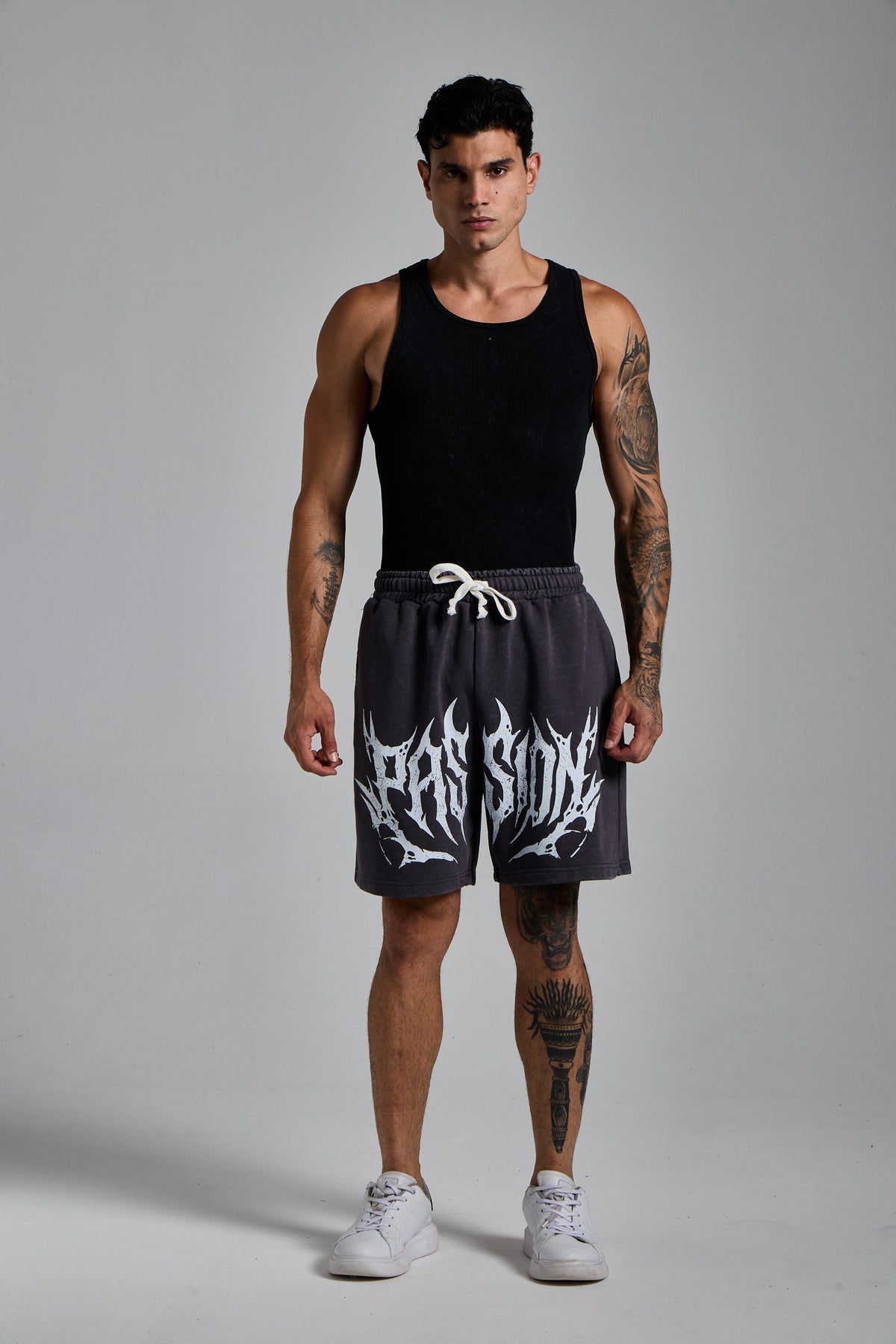 Erkek model üzerinde füme Washed Script Şort ve siyah atlet kombini, tam boy önden görünüm
