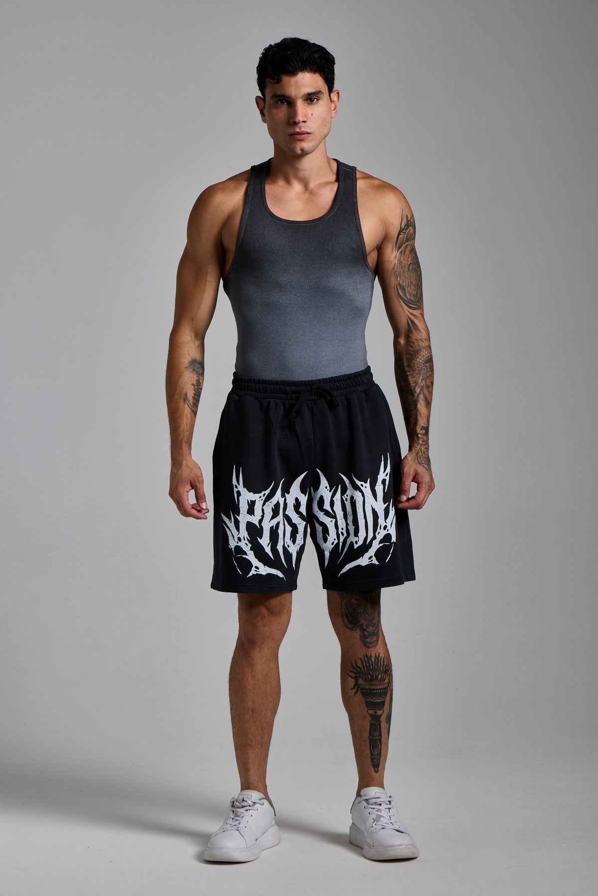 Erkek model üzerinde puslu siyah Washed Script Şort ve atlet kombini, tam boy önden görünüm